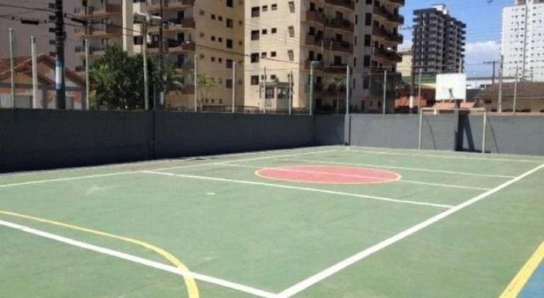 Apto 2 quartos em Condominio com quadra a 50m da areia da Praia in Praia Grande
