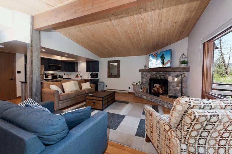 Condo with hot tub, BBQ & heated pool | Mountain view — photo 2