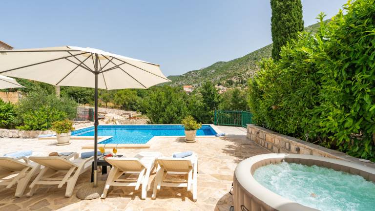 Villa with terrace, private pool & yard — photo 3