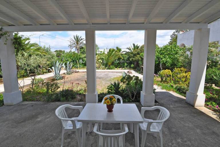 Villa with yard — photo 2