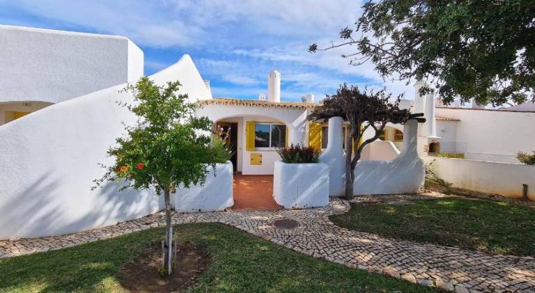 Vacation home with pool, BBQ & yard in Loulé