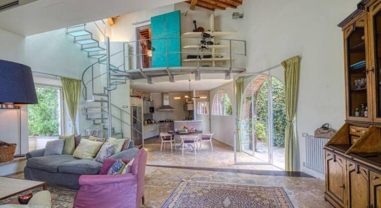 Villa with pool — photo 4