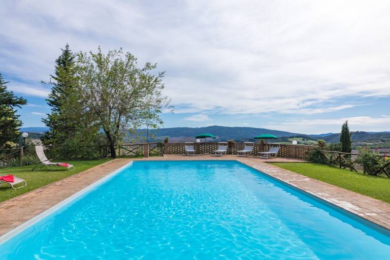 Luxury apartments, breathtaking views over the sweet rolling hilss, grassy garden and swimming pool — photo 3