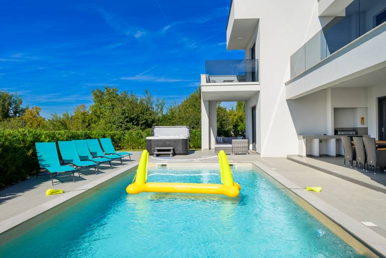 Villa with terrace, heated pool & grill — photo 2