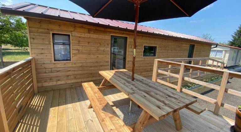 Chalet with terrace & yard — photo 4