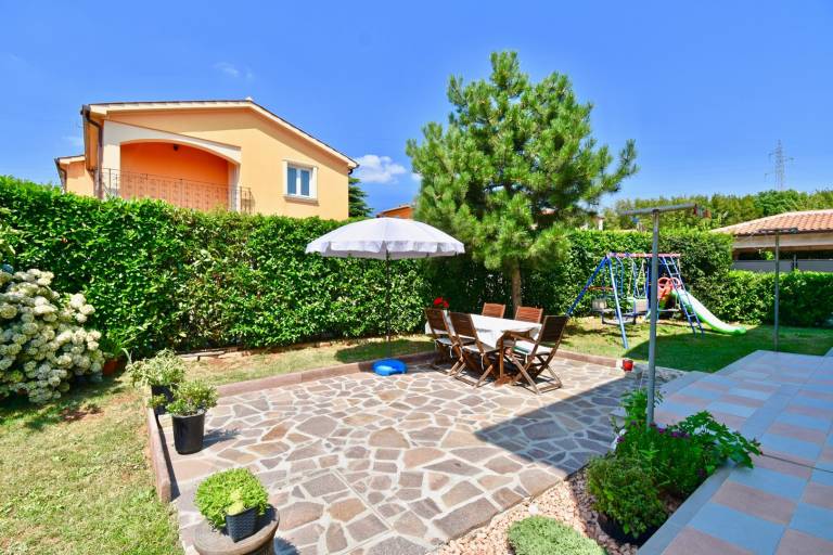Relaxing rural apartment with playground and grill