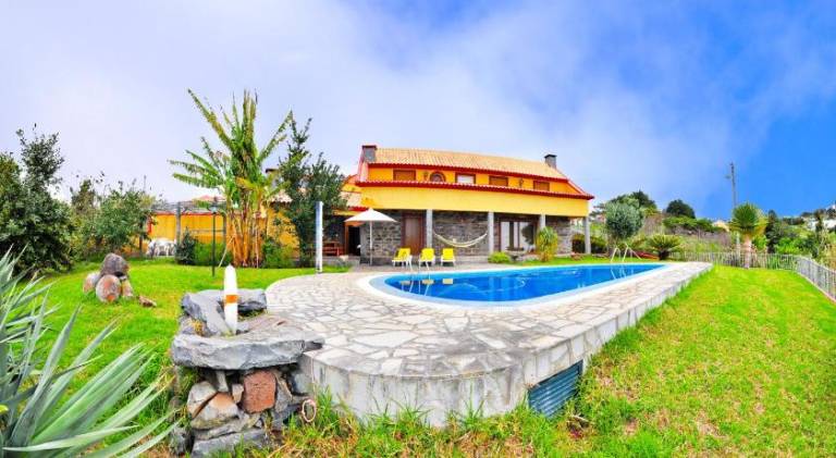 House with BBQ, yard & private pool in Calheta