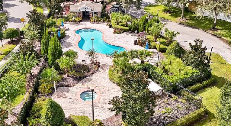 House with pool — photo 5