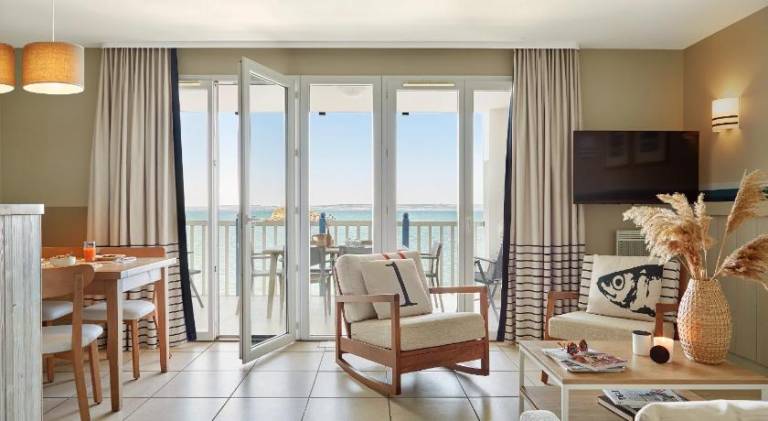 Serviced apartment with pool, patio & garden | Next to the beach | Dogs allowed — photo 2
