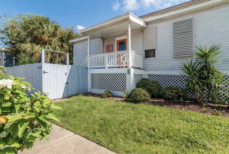 Vacation home with yard & BBQ in Galveston, TX