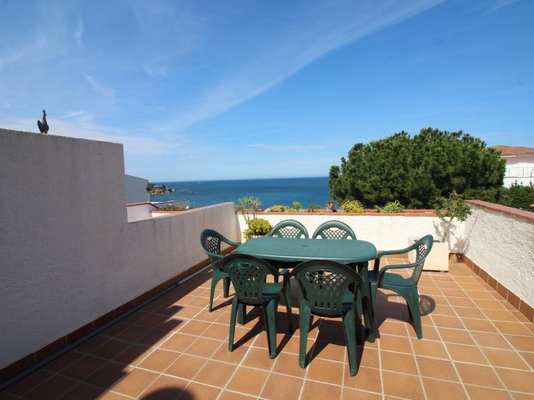 Bright duplex penthouse for 6 near the beach — photo 4