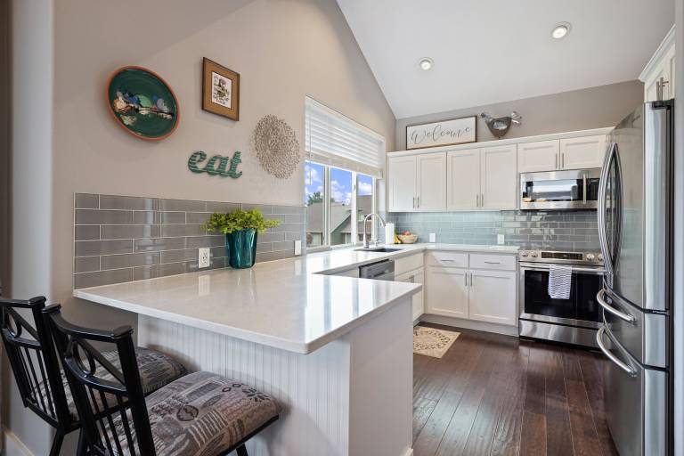 Modern and Light! EV Charger, Pet Friendly, Community Hot Tub & Pool, Lakeside Sports Center, AC — photo 4