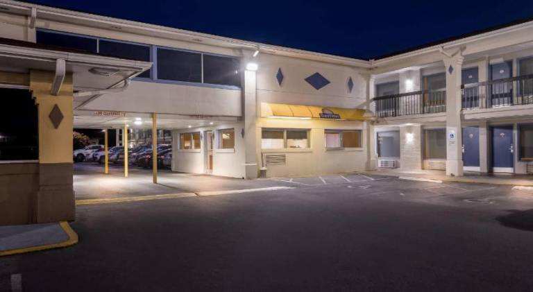 Days Inn by Wyndham Jacksonville NC — photo 4