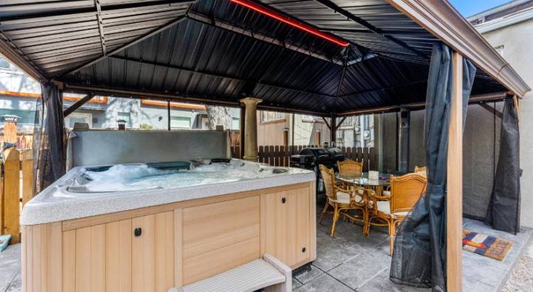 HOT TUB Firepit Pool Table Patio Cozy Downtown Denver — photo 4