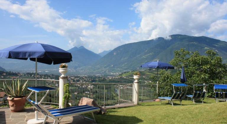 Serviced apartment with pool, terrace & yard — photo 4