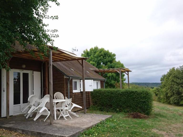 Family-oriented charming chalet with heated pool & patio | Lake view | Pet-friendly — photo 4