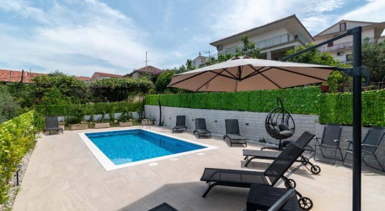 Holiday apartment with jacuzzi & pool in Seget