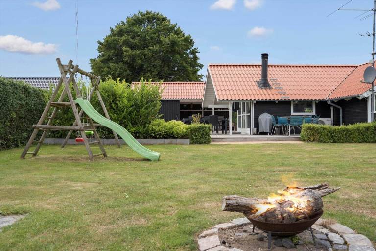 Vacation home with patio, BBQ & jacuzzi — photo 2
