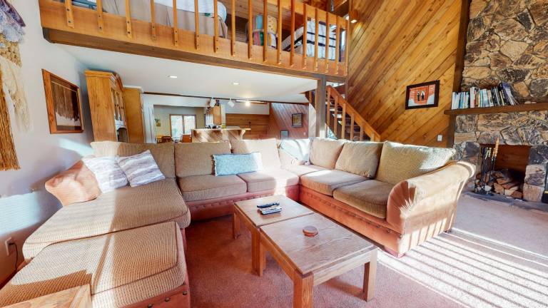 Family-oriented lovely condo with heated pool, hot tub & sauna | Pets are welcome in Mammoth Lakes, CA