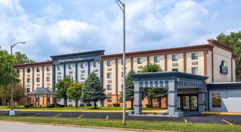 Days Inn and Suites by Wyndham Hammond IN — photo 2