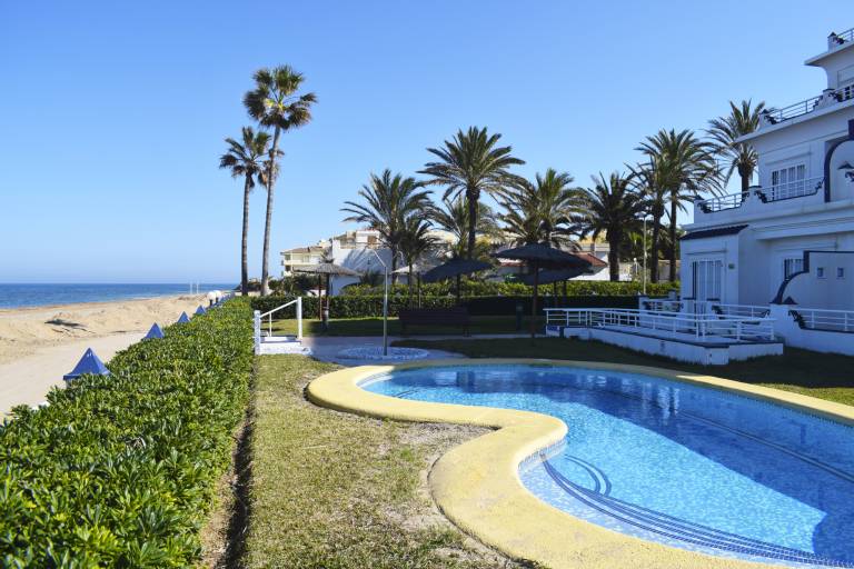 Apartment with pool, garden & terrace | Beach view — photo 2