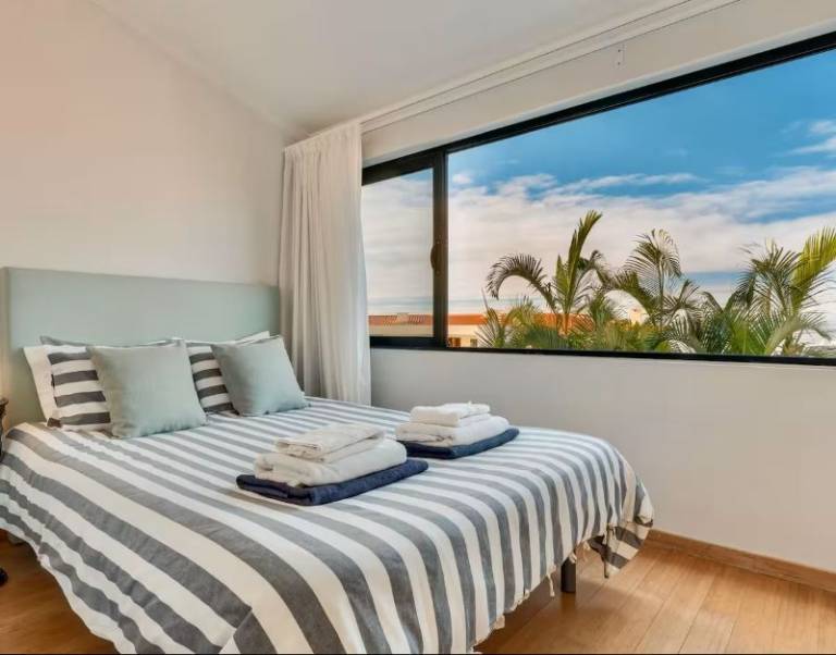House with private pool, terrace & yard | Close to Farmers Market — photo 3