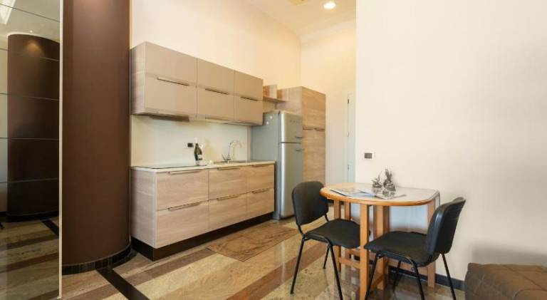 Serviced apartment with terrace, pool & yard — photo 4
