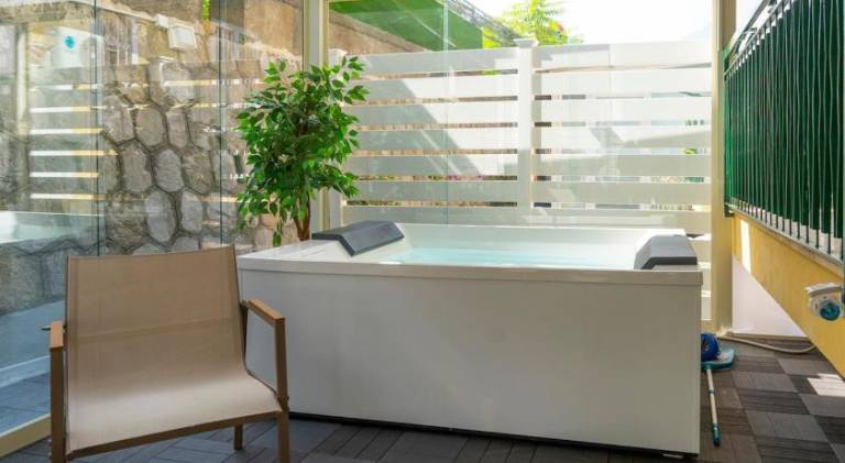 Holiday apartment with jacuzzi — photo 2