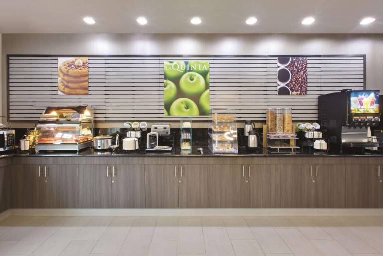 La Quinta Inn & Suites by Wyndham Corsicana — photo 5