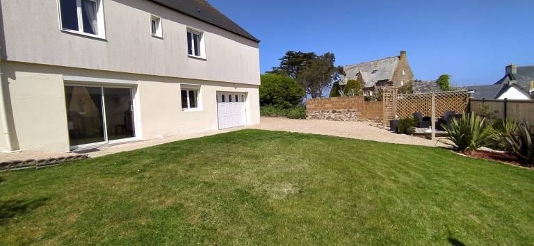 Villa with barbeque & yard | Beach view — photo 3