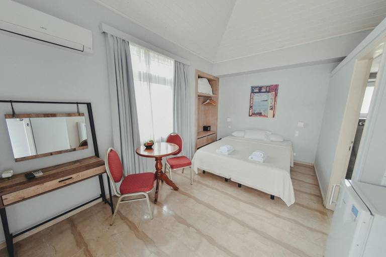 Serviced apartment with pool, yard & patio — photo 2