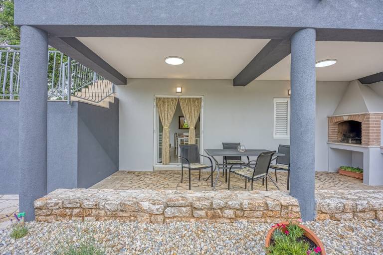 Holiday apartment with terrace & BBQ — photo 2