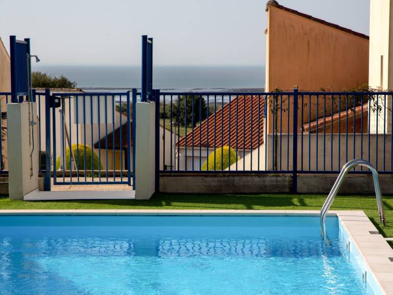 Beautiful apartment with pool, terrace & yard | Next to the beach | Pets are welcome in Moutiers
