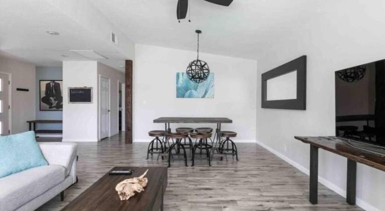 Vacation home with pool — photo 2