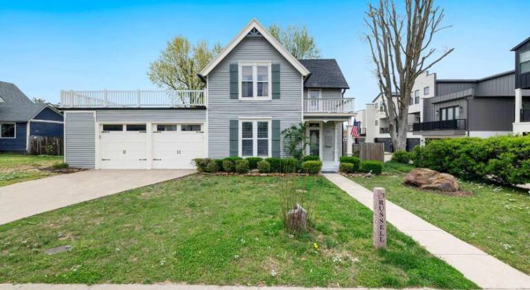 The Classic C- Half mi to Downtown-Sunroom & Backyard in Bentonville, AR