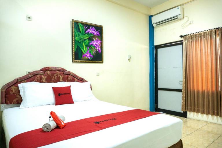 RedDoorz near H Hasan Aroeboesman Airport