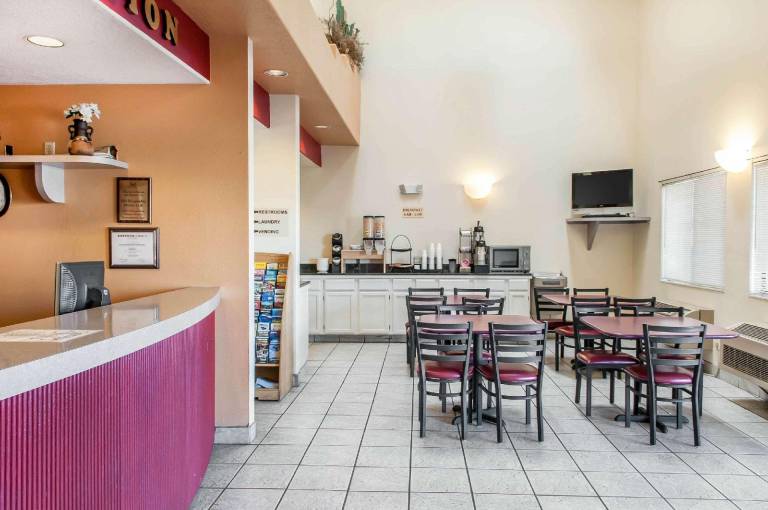 Econo Lodge West - Coors Blvd — photo 4