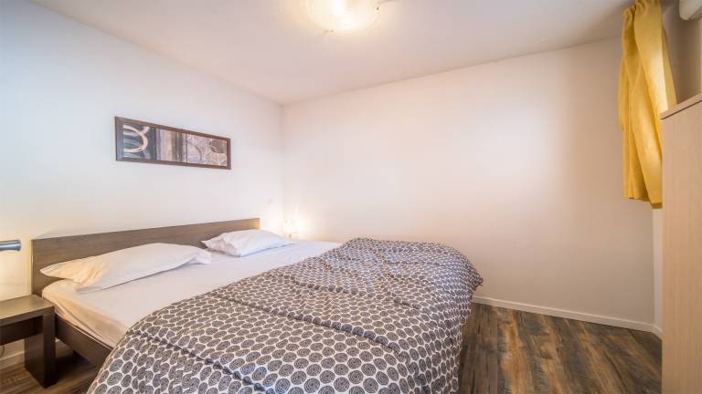 Holiday apartment with terrace, heated pool & yard — photo 5