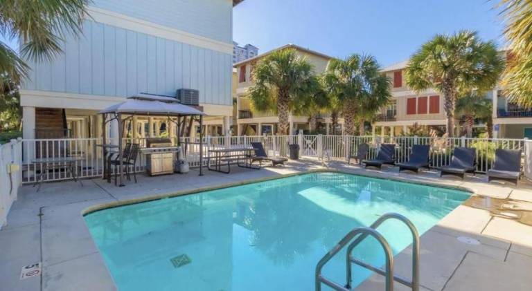 Vacation home with pool — photo 4