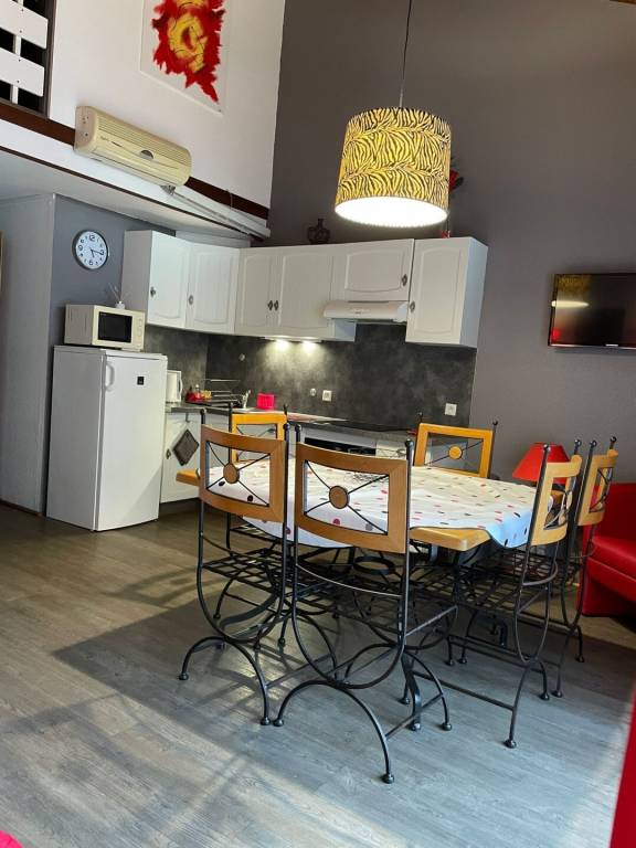 Pleasant chalet with BBQ & yard | City view | Dogs allowed — photo 3