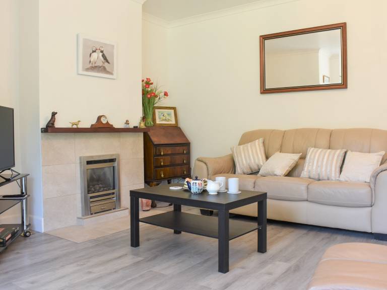Family-oriented cottage with yard | Pets allowed — photo 4