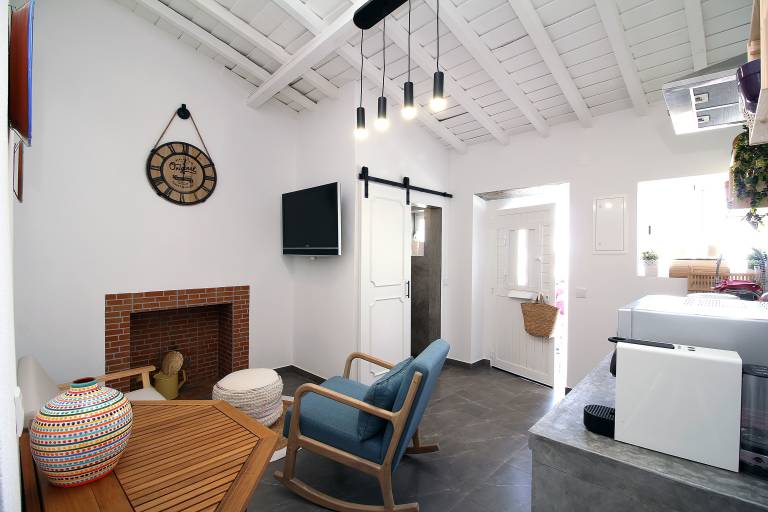 Vacation home with garden, patio & heated pool — photo 2