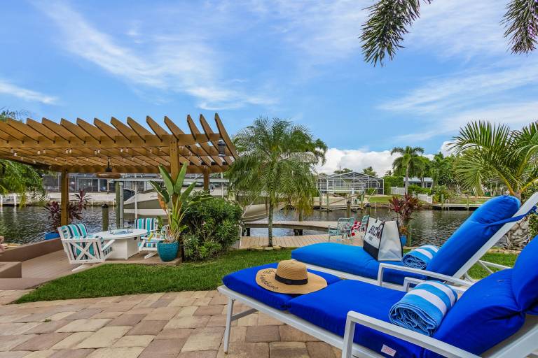 Waterfront Bliss with Saltwater Pool, Hot Tub & Dockside Fire Table – Kathy's Cottage - Roelens — photo 3
