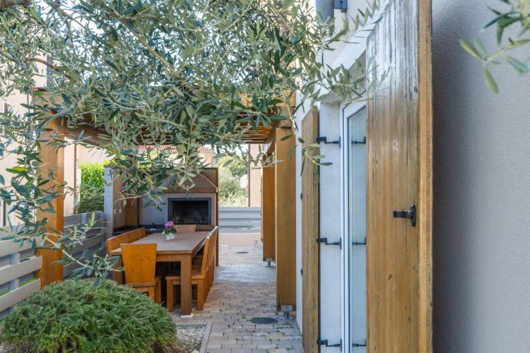 Villa with private pool, terrace & BBQ | Garden view — photo 4