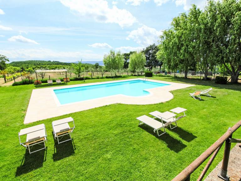 Apartment with pool, BBQ & yard — photo 2