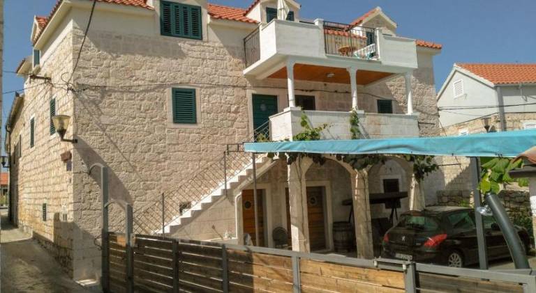 Apartment with terrace, garden & barbeque | Suitable for remote work | Pet-friendly in Trogir