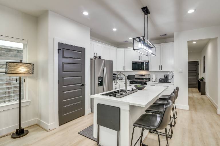 Walkable E Downtown Houston Townhome: Pet-Friendly — photo 2