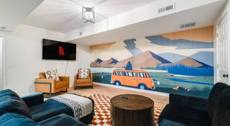 6BR Luxe Cabin Sleeps 16 Hot Tub & Pool Table in Shenandoah, MD