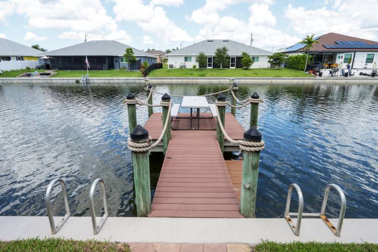 Family-friendly spacious house with jacuzzi, barbecue & private pool | Water view | Pets allowed — photo 4