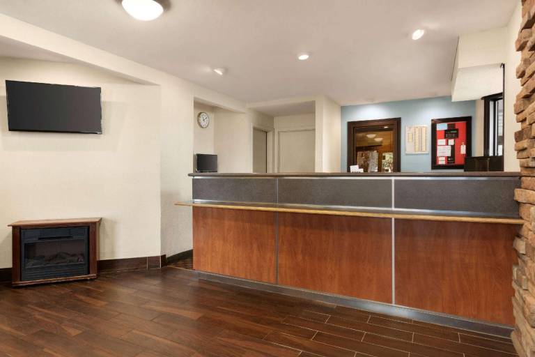 Super 8 by Wyndham Findlay — photo 4